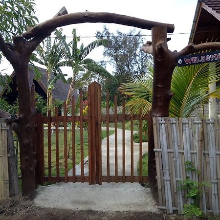 Отель Rose Bungalow Pemenang Экстерьер фото