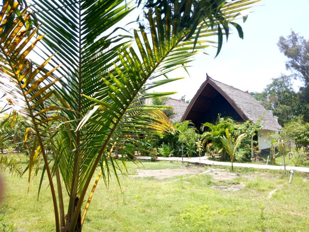 Отель Rose Bungalow Pemenang Экстерьер фото